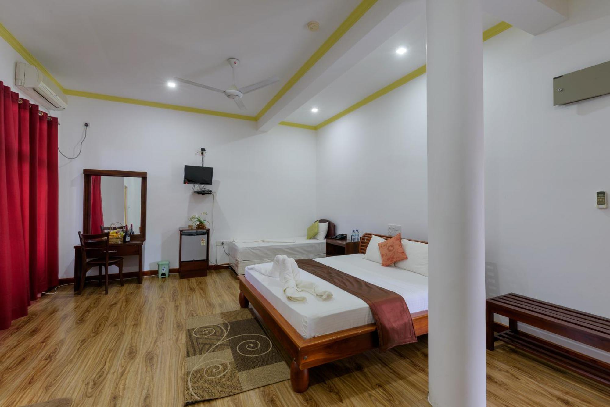 Hotel Sobana Lake Front Udawalawe Esterno foto