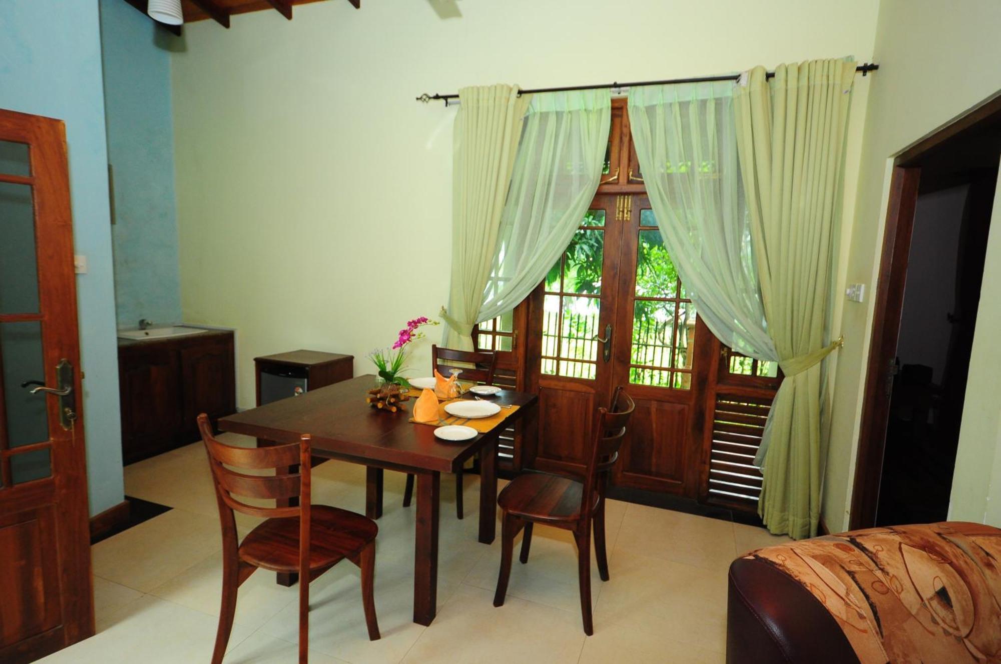 Hotel Sobana Lake Front Udawalawe Esterno foto
