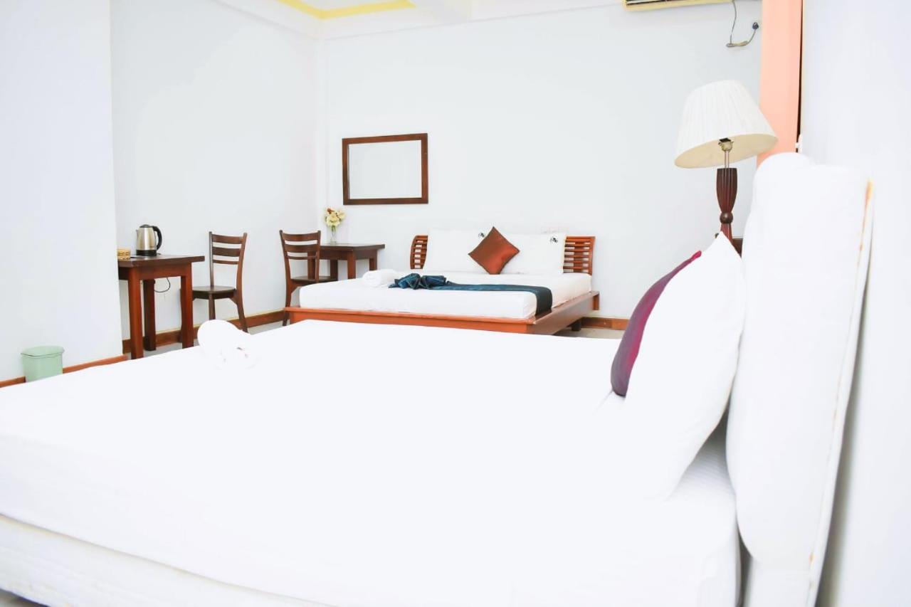 Hotel Sobana Lake Front Udawalawe Esterno foto