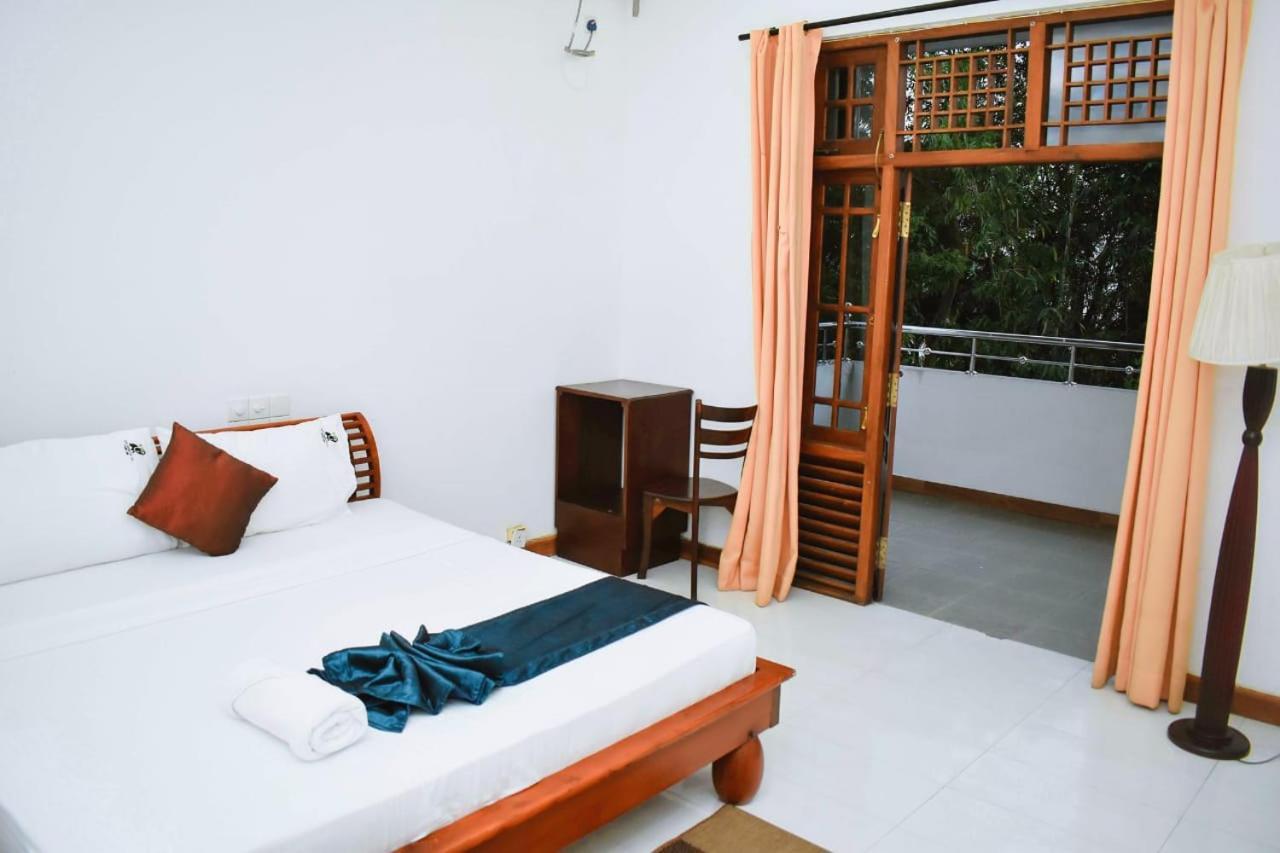 Hotel Sobana Lake Front Udawalawe Esterno foto