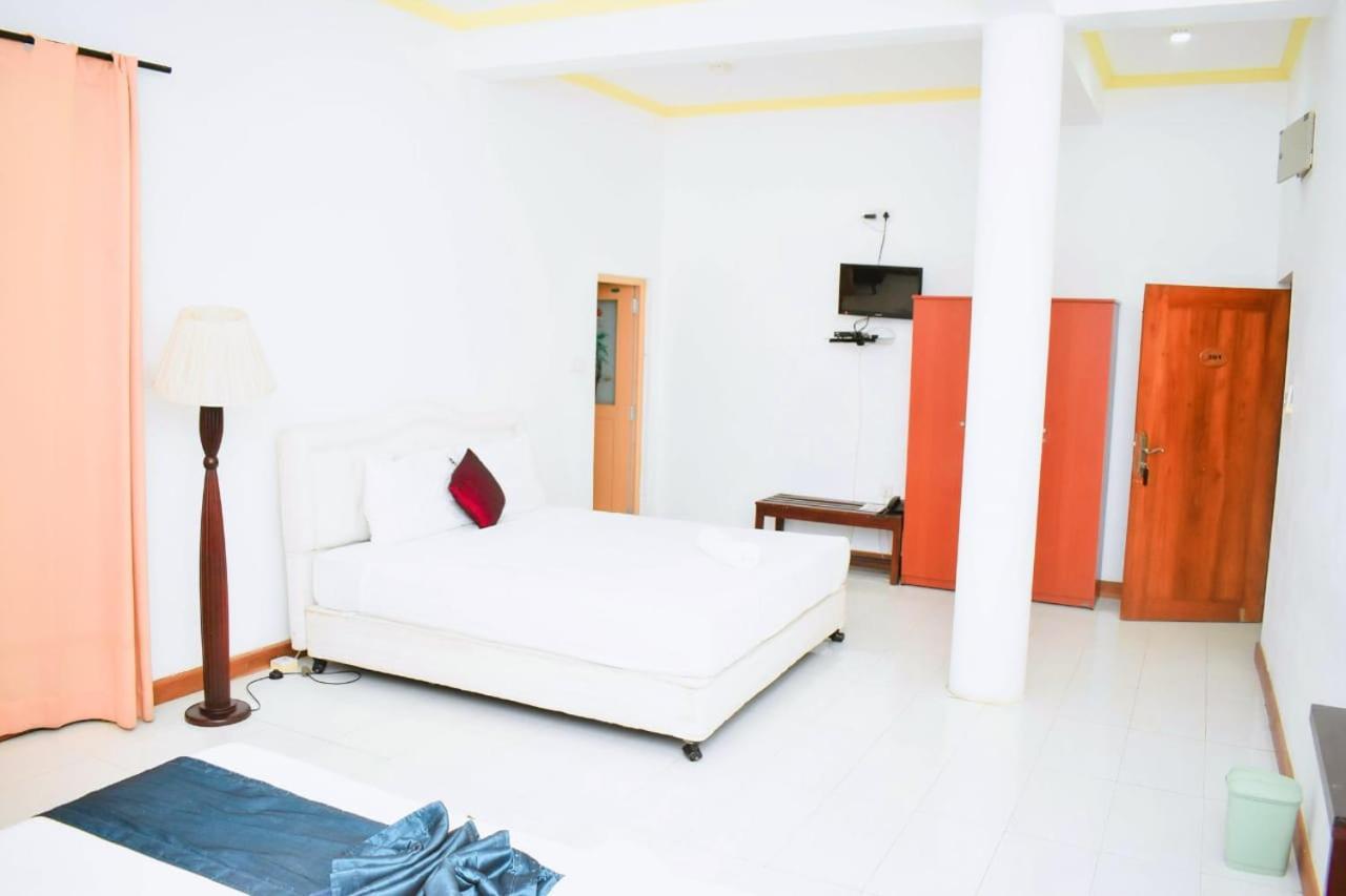 Hotel Sobana Lake Front Udawalawe Esterno foto