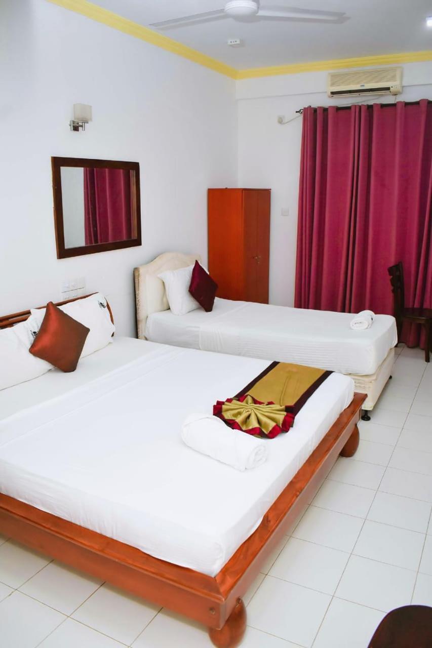 Hotel Sobana Lake Front Udawalawe Esterno foto