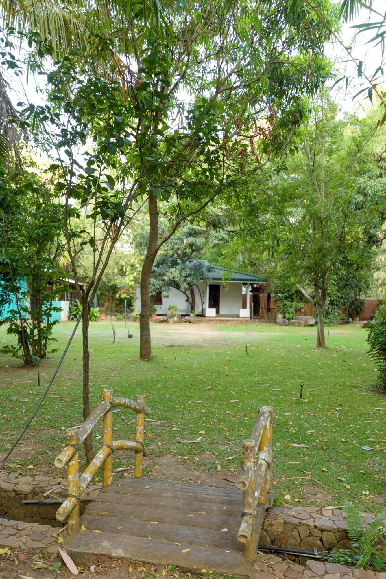 Hotel Sobana Lake Front Udawalawe Esterno foto