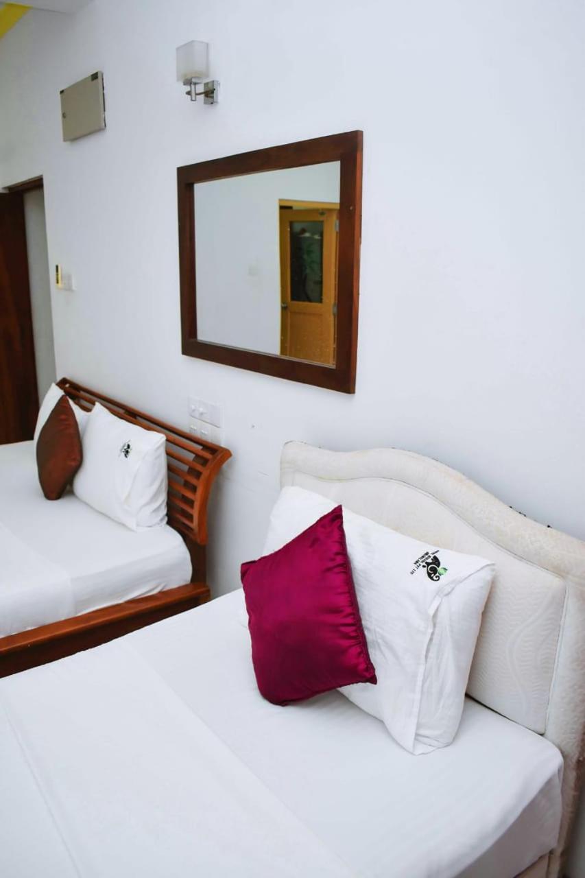 Hotel Sobana Lake Front Udawalawe Esterno foto