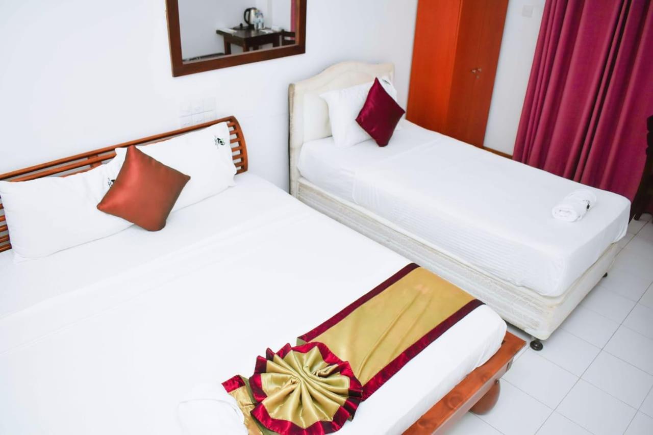 Hotel Sobana Lake Front Udawalawe Esterno foto