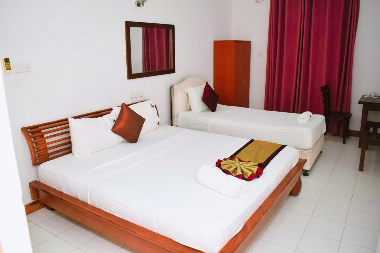 Hotel Sobana Lake Front Udawalawe Esterno foto