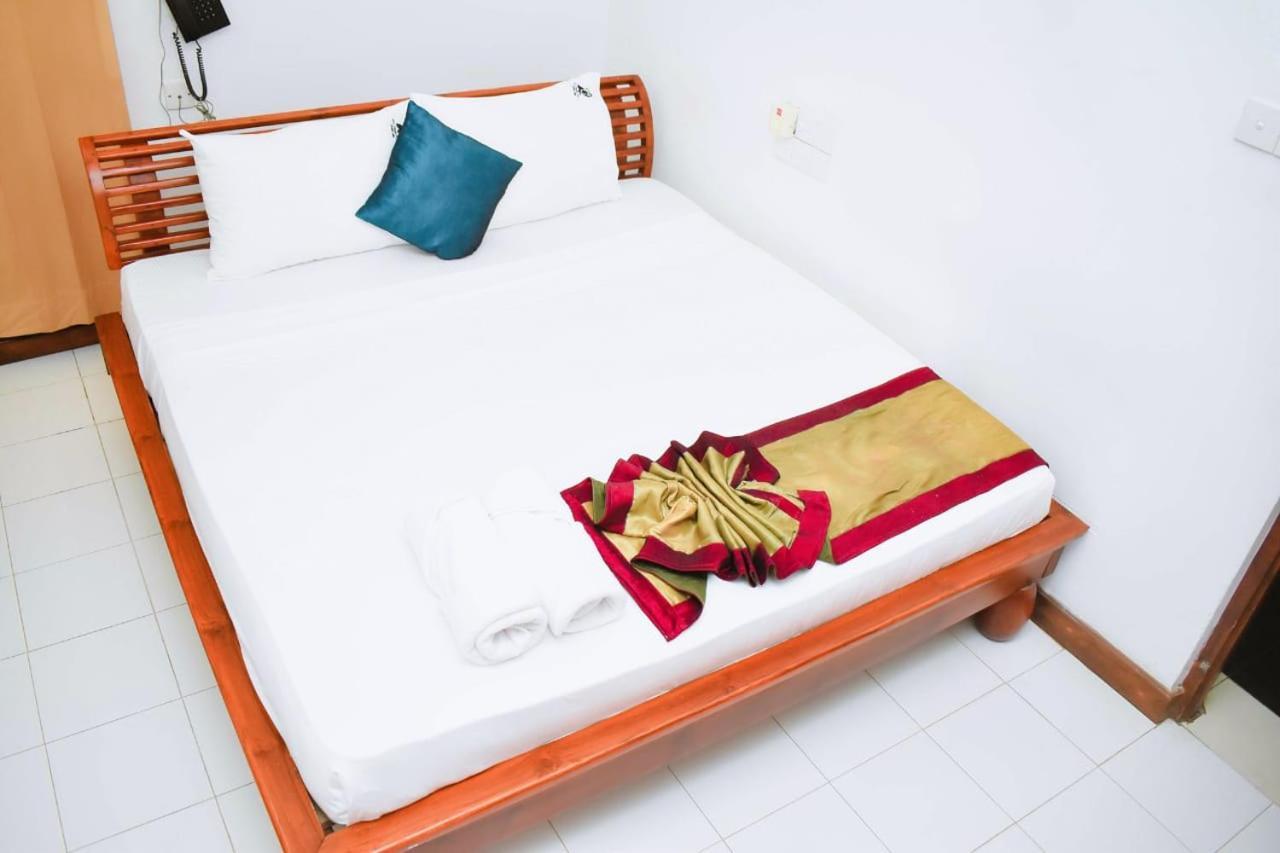 Hotel Sobana Lake Front Udawalawe Esterno foto
