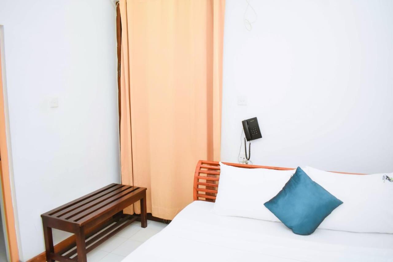 Hotel Sobana Lake Front Udawalawe Esterno foto