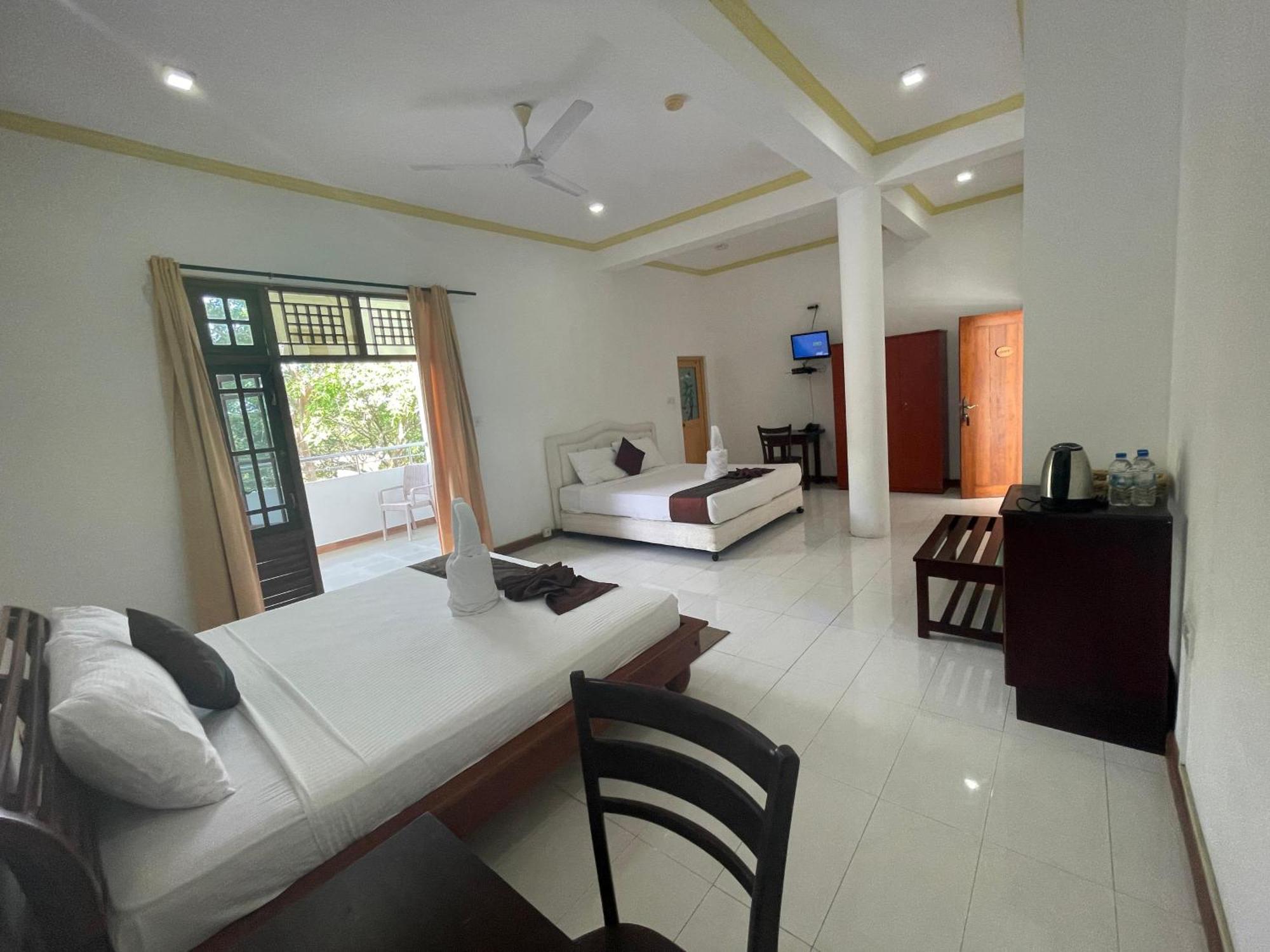 Hotel Sobana Lake Front Udawalawe Esterno foto
