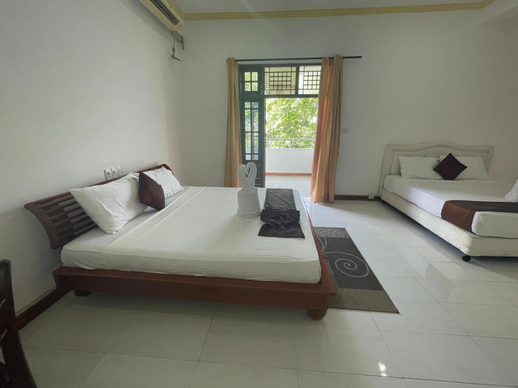 Hotel Sobana Lake Front Udawalawe Esterno foto